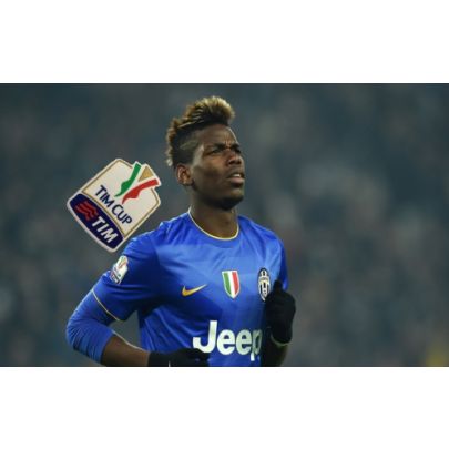 Giocatore1 di calcio con stemma tim cup su spalla destra