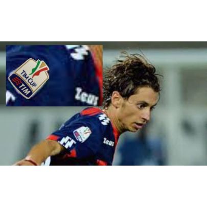 Giocatore1 di calcio con stemma tim cup su spalla destra