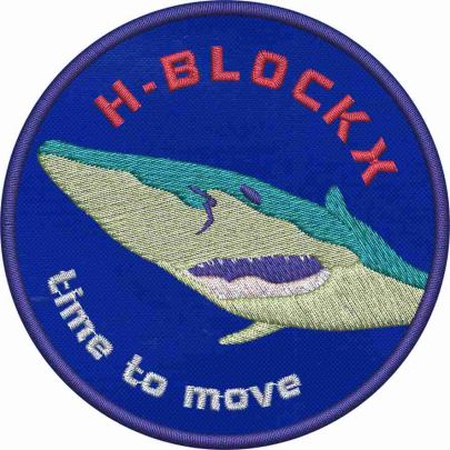 Stemma ricamato Squalo H-BLOCKX time to move diametro cm.9 su base blu 