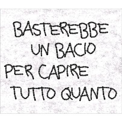 Patch rettangolare su base feltro bianco ricamato con dedica (Bacio...), cm. 7 x 6 