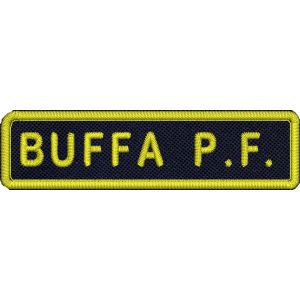 Patch ricamata cm. 8 x 2 su base blu navy con filato e testo a piacere 