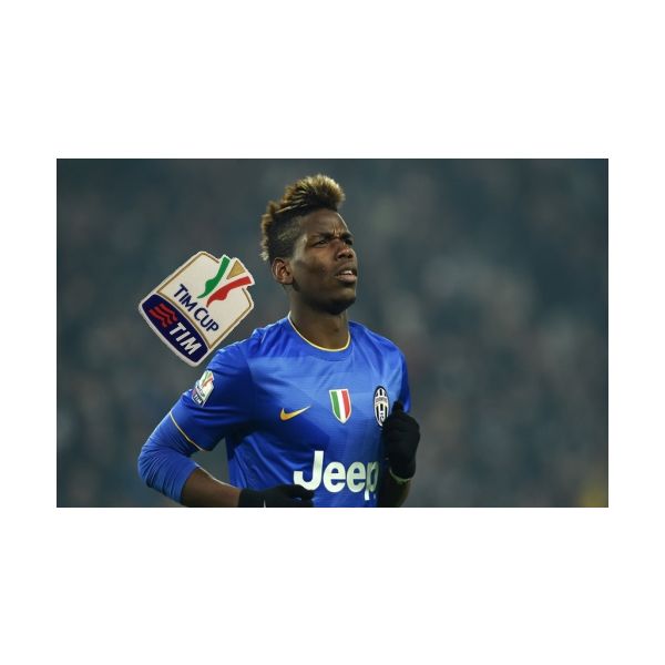 Giocatore1 di calcio con stemma tim cup su spalla destra