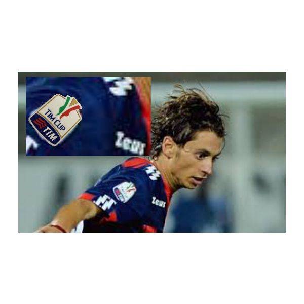 Giocatore1 di calcio con stemma tim cup su spalla destra