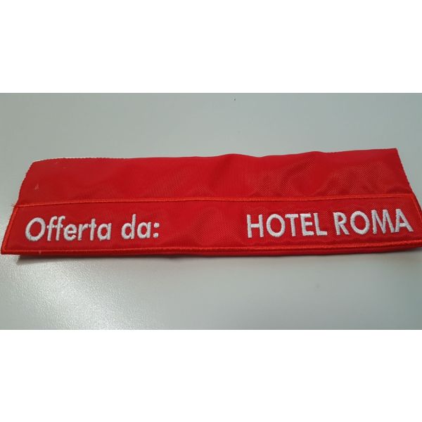 Prodoto finito Patch ricamato identificativo con nome a piacere su un fondo di tessuto rosso