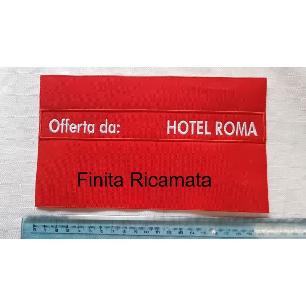 Prodoto finito Patch ricamato identificativo con nome a piacere su un fondo di tessuto rosso