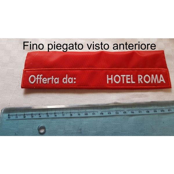 Prodoto finito Patch ricamato identificativo con nome a piacere su un fondo di tessuto rosso