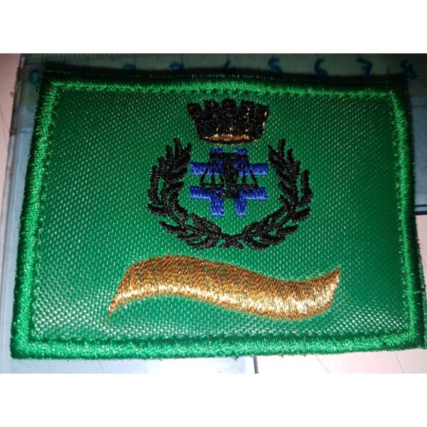 Patch ricamato cm.7 x 5 con croce, alloro, simbolo veterinario e fondo verde cod.2017NOR13