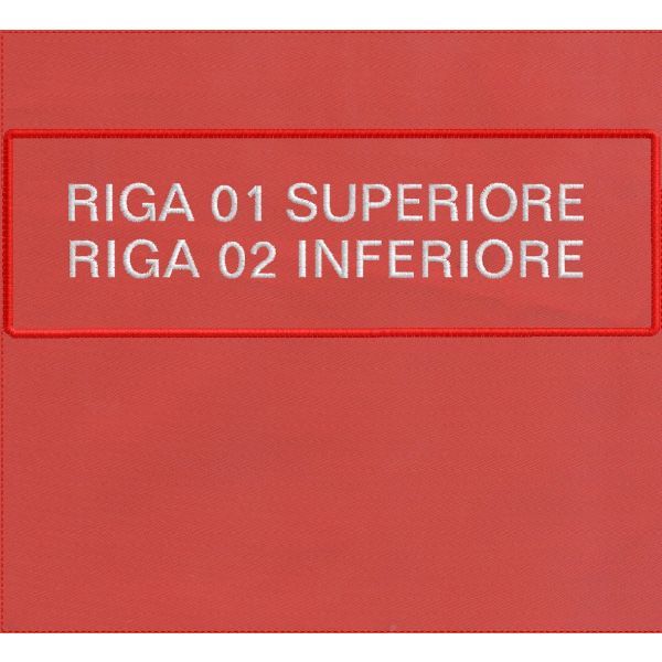 Patch ricamato identificativo con TESTO SU DUE RIGHE piacere su un fondo di tessuto rosso Cod.20180316_A