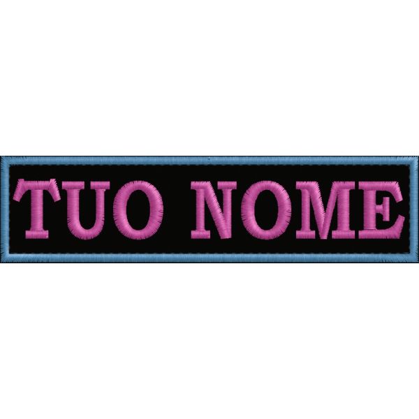 Etichetta NOMINATIVA ricamata su base nera con bordo azzurro 12x3 cm.
