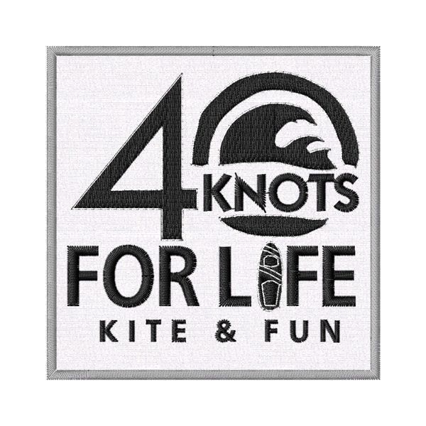 Stemma ricamato monocolore 40 KNOTS FOR LIFE su base cm.8 Cod.20201217_A