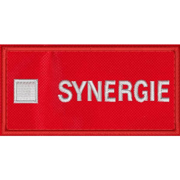 Patch ricamata logo SYNERGIE ORIZZONTALE su base cm.7,0 X  cm.3,5 Cod.20211003_A