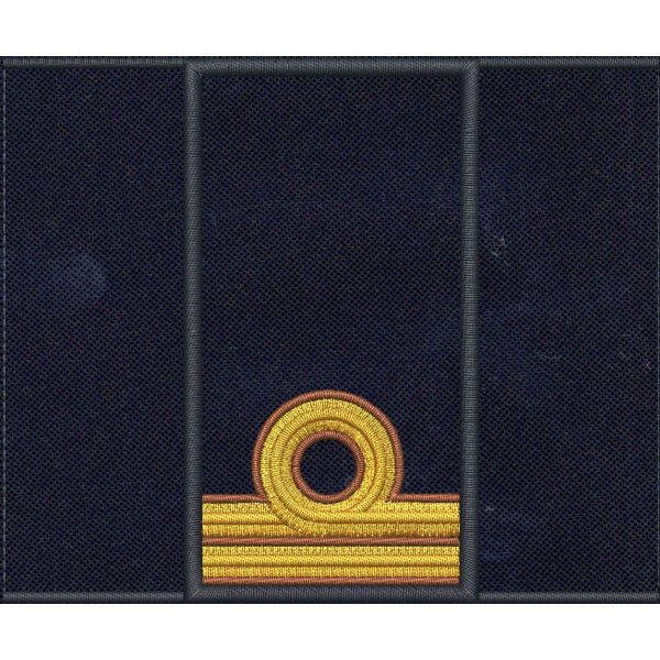 Tubolare ricamato "MARINA MERCANTILE" confezionato finito con dimens. 90 X 48 mm. Cod. 202111M02