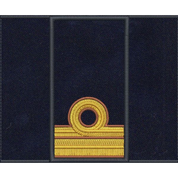 Tubolare ricamato "MARINA MERCANTILE" confezionato finito con dimens. 90 X 48 mm. Cod. 202111M03