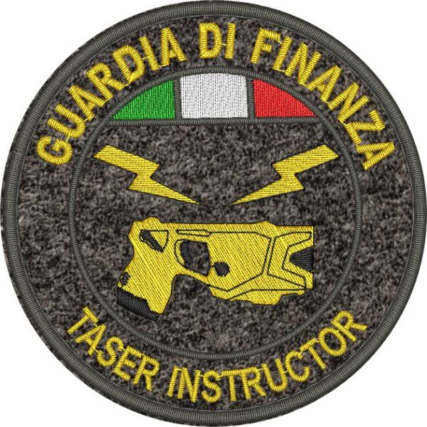 Patch ricamato TASER  INSTRUCTOR Guardia di finanza diametro 80 mm. ricamato con tricolore su base tessuto GRIGIO