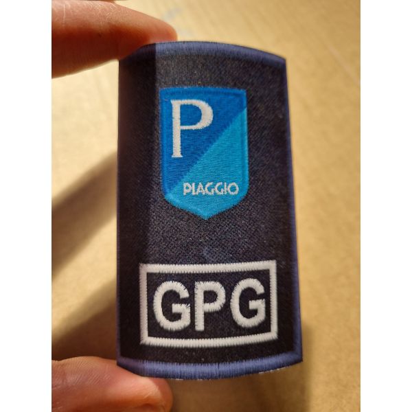 Tubolare ricamato Piaggio GPG confezionato rifinito con dimens. 90 X 60 mm. Cod. 20220503_A
