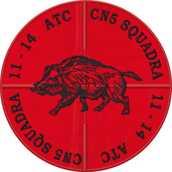 Patch diametro cm.26 tondo con profilo cinghiale ricamato su fondo rosso
