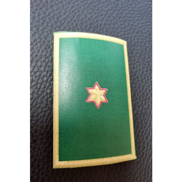 Tubolare ricamato esploso da confezionare su base verde con una stella a 6 punte confezionato rifinito con dimens. 90 X 60 mm.