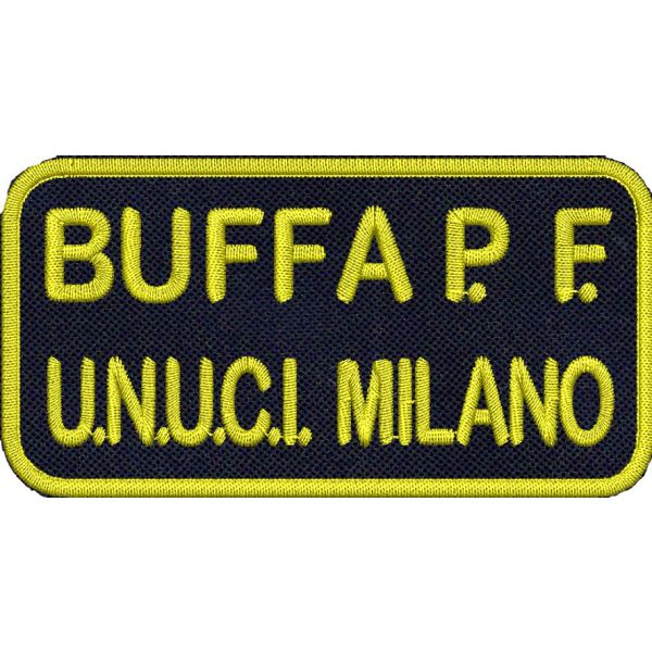 Patch ricamata identificativa su due righe cm. 9 x 4,5 su base blu navy e filo GIALLO POLIESTERE