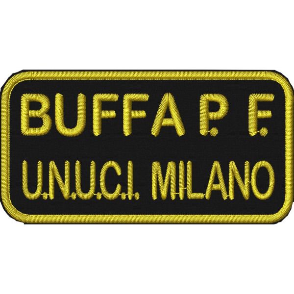 Patch ricamata identificativa su due righe cm. 9 x 4,5 su base blu navy e filo GIALLO POLIESTERE