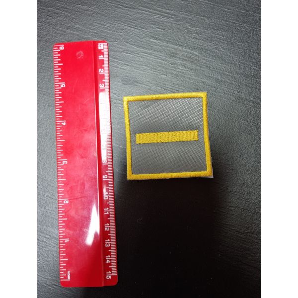 Etichetta ricamata cm. 5 x 5 Rettangolo grado "A N T A" su base grigia 