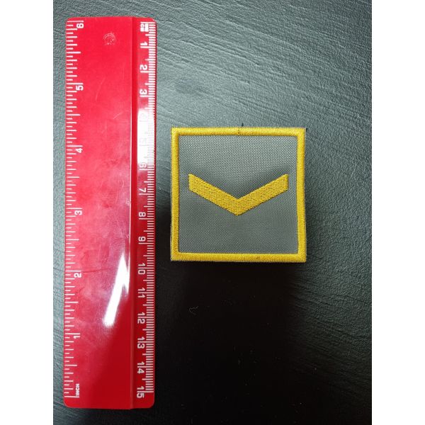 Etichetta ricamata cm. 5 x 5 Baffo grado "A N T A" su base grigia