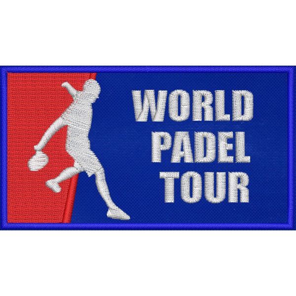 Patch ricamato WORLD PADEL TOUR su base blu con misure cm. 9 x 5