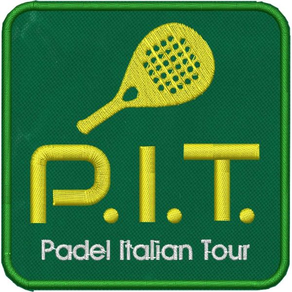 Patch ricamato P.I.T. Padel Italian Tour su base verde con misure cm. 8 x 8 