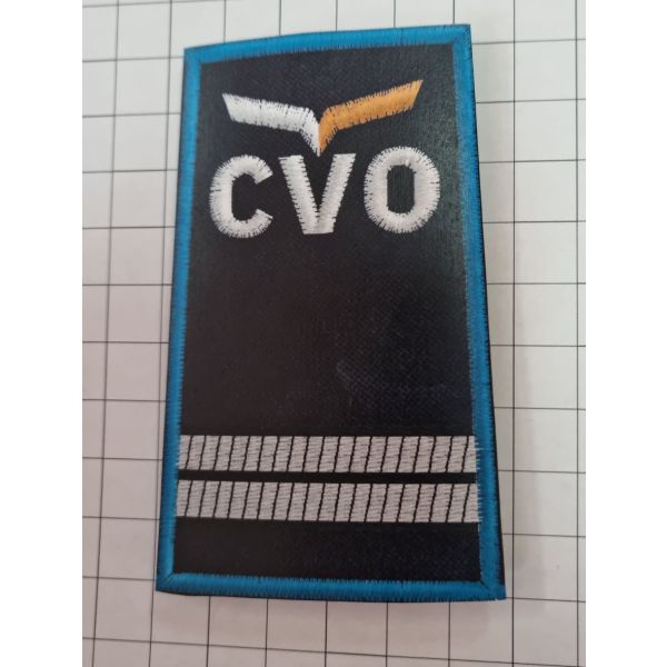 Ambientazione stampata Tubolare ricamato "CVO" su base blu royal confezionato finito con dimens. 