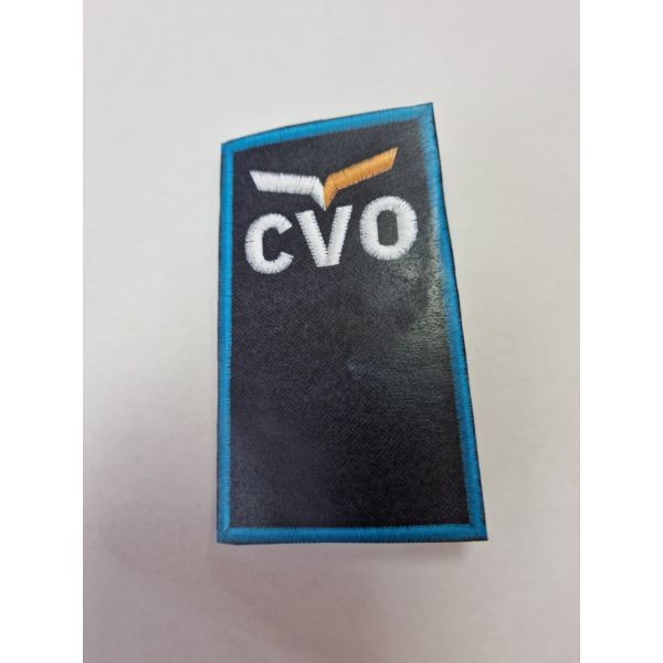 MODELLO FOTO Tubolare ricamato senza graduatoria "CVO" su base blu navy confezionato finito con dimens. 90 X 50 x 60 mm.
