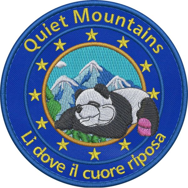 Patch ricamato Quiet  Mountains diam. cm.9 su base blu
