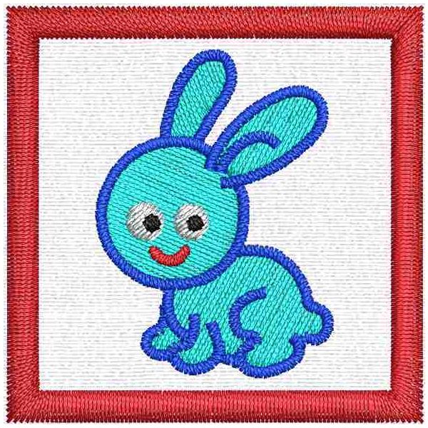 Contrassegno ricamato con coniglietto azzurro sorridente su base tessuto bianco - Mis. 50x50 mm