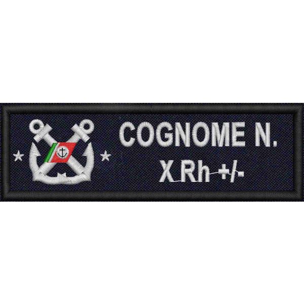 Patch ricamato con il tuo Cognome, N. e Gruppo sanguigno su fondo di tessuto  Blu Navy 