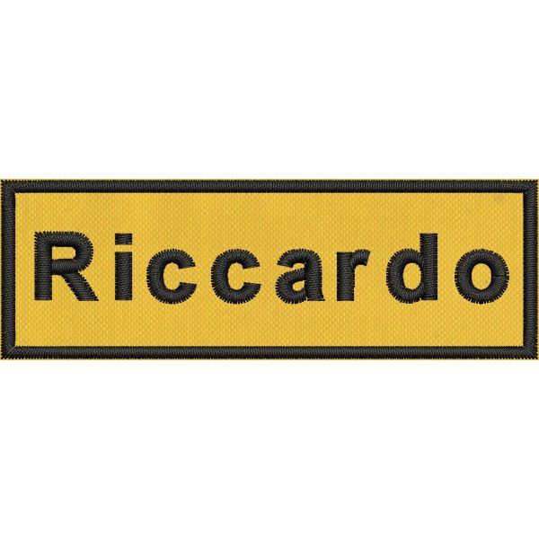 Patch ricamato  con il testo (Riccardo) su base gialla con misure cm 9 x 3 