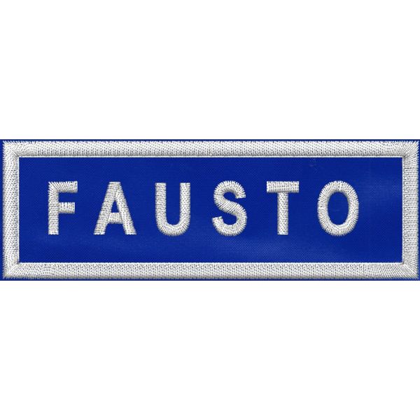 Patch nominaitvo (FAUSTO) su base rossa con nome in bianco e misure cm 9 x 3