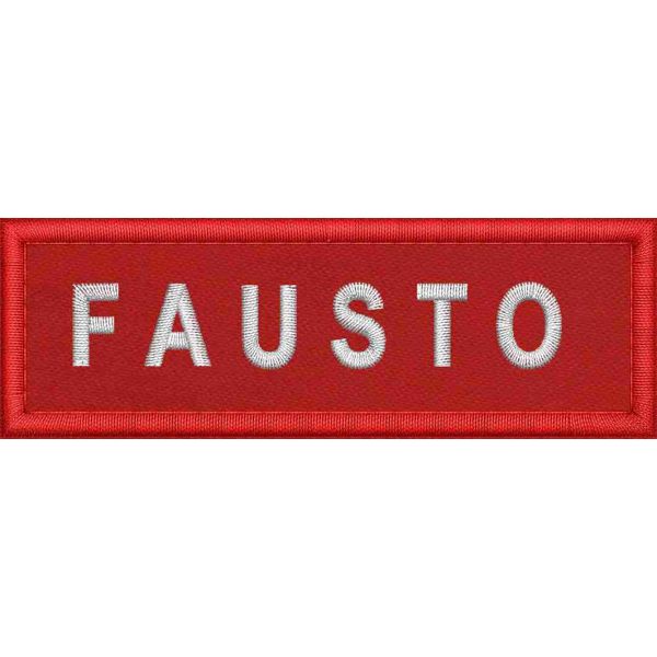 Patch nominaitvo (FAUSTO) su base rossa con nome in bianco e misure cm 9 x 3